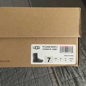 Classic Short II Ugg Boots - Grey - Never Worn - Brand New in Box